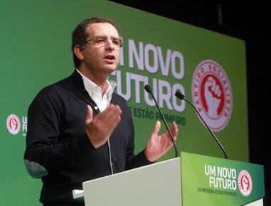 É preciso abandonar a política de austeridade e colocar a prioridade na economia e no emprego 